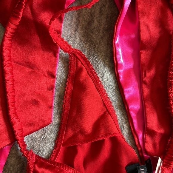 *NWT Victoria’s Secret Satin Red Bow Low Rise V String Thong - Picture 4 of 5
